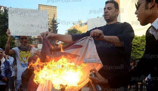 العشرات يحرقون علم قطر أمام سفارتها بمصر