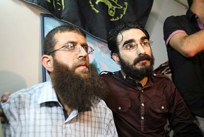   الاحتلال يعتقل الأسير المحرر ثائر حلاحلة بعد الاعتداء عليه أمام أطفاله الرضع !