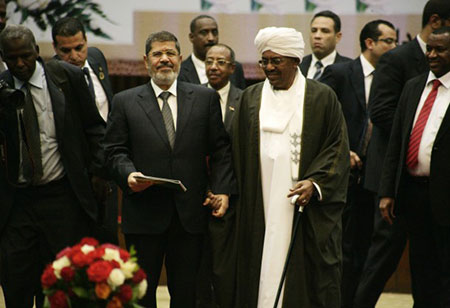 مرسي في الخرطوم: الحدود لن تكون محل نزاع مع السودان