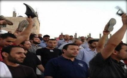 الأردن: متظاهرون يهاجمون موكب النسور بالأحذية