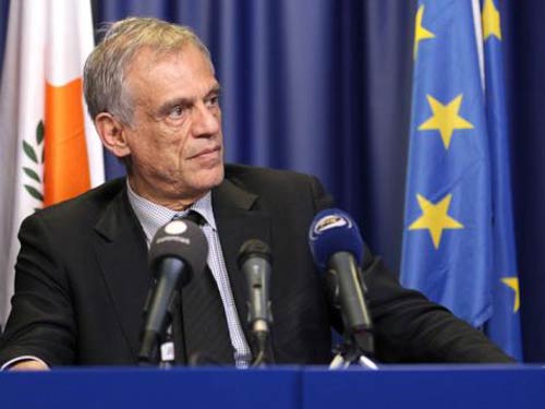 الازمة القبرصية تطيح بوزير المالية
