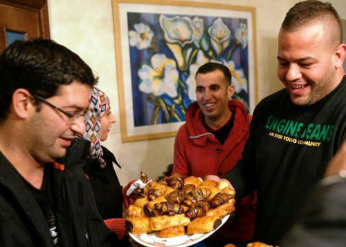 فرحة فلسطينية بانتصار الأسير &rsquo;العيساوي&rsquo;