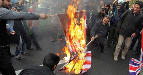 متظاهرون أردنيون يحرقون علم الولايات المتحدة رفضاً لوجود جنودها بالمملكة