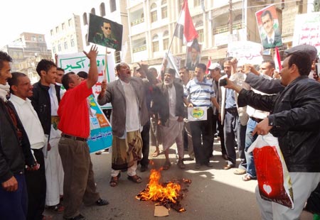 شباب يمنيون يتظاهرون تضامنا مع النظام والشعب السوري