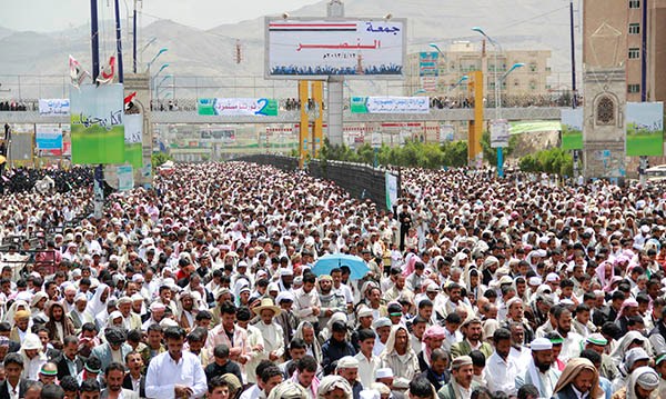 تجمعات يمنية ضخمة احتفالاً بقرارات الرئيس العسكرية