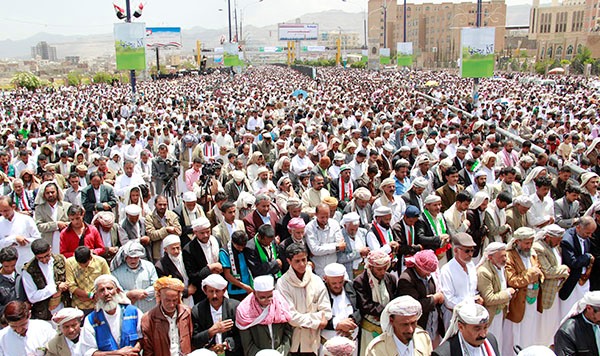 تجمعات يمنية ضخمة احتفالاً بقرارات الرئيس العسكرية