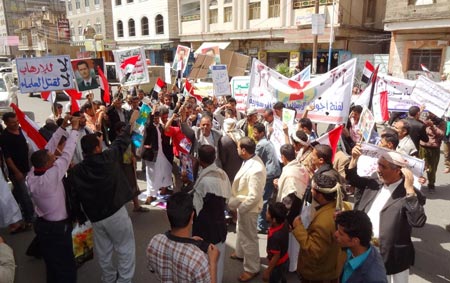 شباب يمنيون يتظاهرون تضامنا مع النظام والشعب السوري
