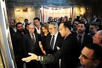 الزعبي مفتتحاً المعرض الزعبي يدعو وسائل الإعلام إلى توثيق الحرب العدوانية الممنهجة