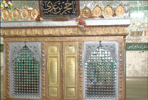 نبش ضريح الصحابي الجليل حجر بن عدي وسرقة جثمانه