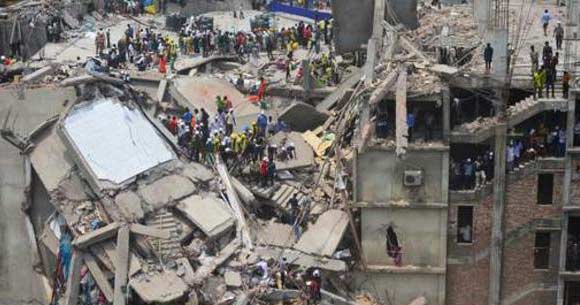 انتشال إمرأة ناجية من بين الأنقاض في بنغلادش