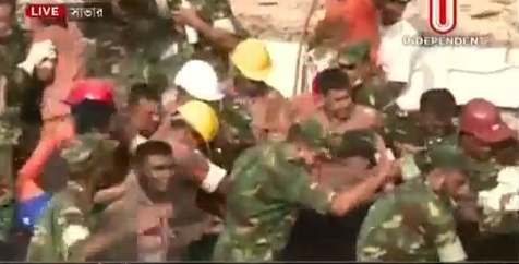 انتشال إمرأة ناجية من بين الأنقاض في بنغلادش