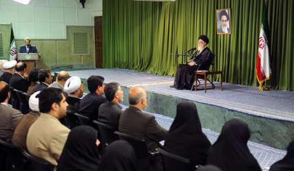 الإمام الخامئني: لا أدعم شخصاً محدداً في الانتخابات