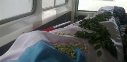 الآلاف يشيعون طيارين قتلا على أيدي مسلحين جنوب اليمن 