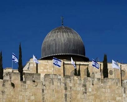 شيخ الأقصى يبكي على صورة للأقصى