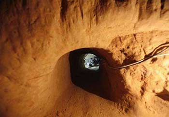 حكومة غزة تعلّق العمل بالأنفاق