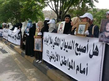 شقيقتان لأسيرين أردنيين تخوضان إضراباً  مفتوحاً عن الطعام تضامناً مع أشقائهم