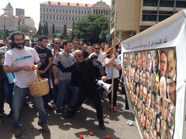 محتجون يرشقون نواب لبنان بالبندورة