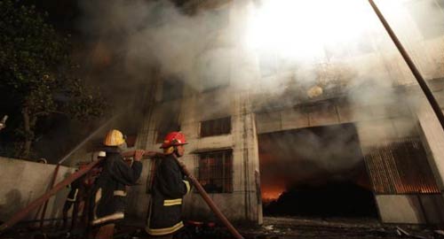 بنغلاديش.. حريق جديد بمصنع للملابس