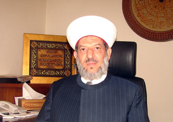 الشيخ خليفة ينفى لـ&rsquo;العهد&rsquo; ما تم تداوله حول التجديد للمفتيَيْن