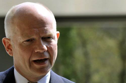 هيغ يدعو إلى تعديل حظر الاتحاد الأوروبي على توريد السلاح إلى سورية