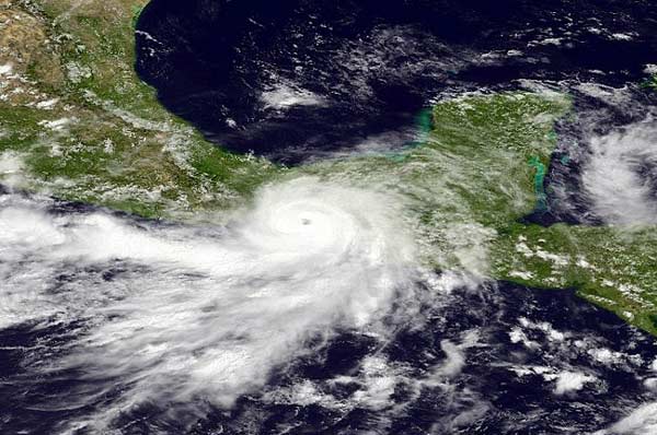 إعصار برباره يجتاح الساحل الجنوبي للمكسيك