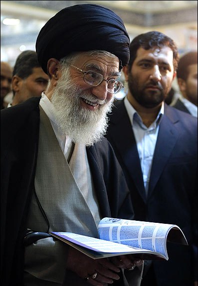 الامام الخامنئي يجول في معرض الكتاب في طهران  