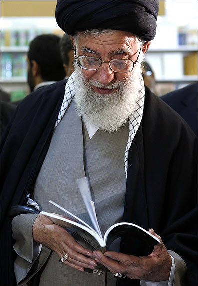 الامام الخامنئي يجول في معرض الكتاب في طهران  