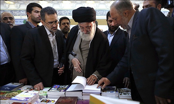 الامام الخامنئي يجول في معرض الكتاب في طهران  