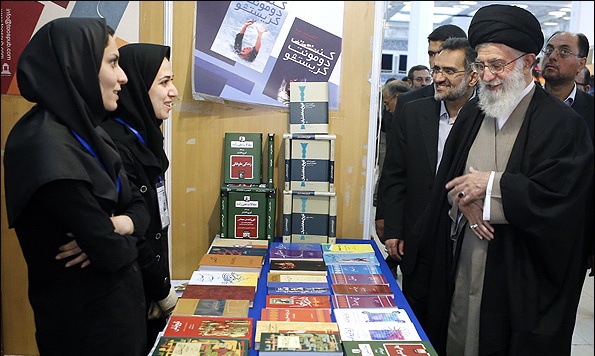 الامام الخامنئي يجول في معرض الكتاب في طهران  