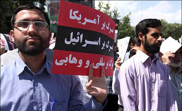 تظاهرات حاشدة في إيران رفضاً لانتهاك حرمة المقدسات