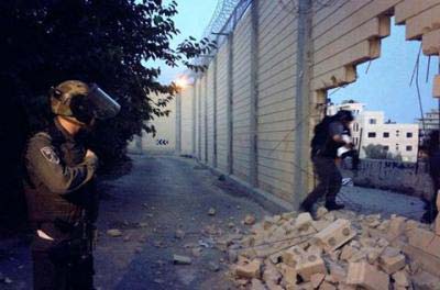 اختراق الجدار العازل شرق القدس المحتلة
