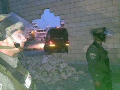 اختراق الجدار العازل شرق القدس المحتلة
