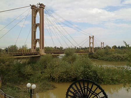 الجماعات المسلحة تدمر &rsquo;الجسر المعلق&rsquo; بدير الزور ... والجيش السوري يستكمل تطهير القصير