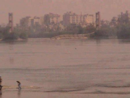 الجماعات المسلحة تدمر &rsquo;الجسر المعلق&rsquo; بدير الزور ... والجيش السوري يستكمل تطهير القصير