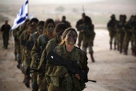 عشرات المجندات يقتحمن باحات المسجد الاقصى