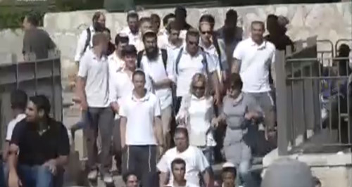 الاحتلال الصهيوني ومستوطنوه يستبيحون القدس المحتلة
