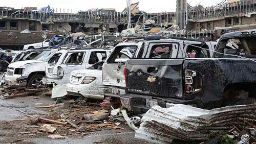 عودة العائلات المتضررة من إعصار أوكلاهوما 