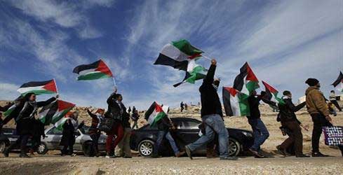 فلسطينيون يفتحون طريقاً أغلقها جيش الاحتلال في الضفة
