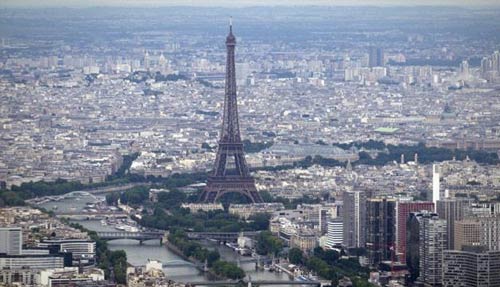 طعن جندي فرنسي في رقبته خلال دورية قرب باريس