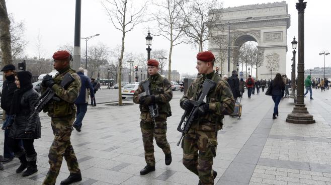 اعتقال المنفذ المفترض للهجوم على جندي فرنسي في غرب باريس
