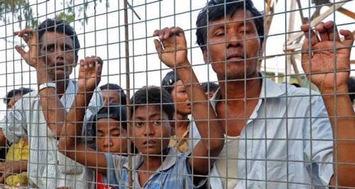 غرق قارب يقل 100 من مسلمي الروهينغا