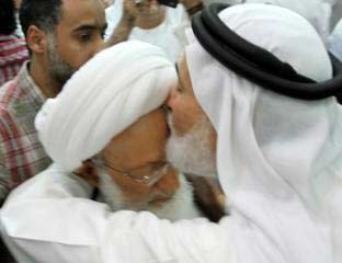 لقاء استثنائي للقيادي عبد الوهاب حسين مع الشيخ عيسى قاسم في جنازة والدته