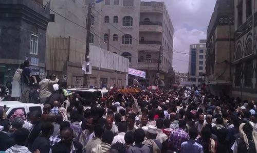 اليمن تشييع القيادي الشاب في حزب الإصلاح ..ولجنة الشؤون العسكرية تخلي مخيمات ميدان التحرير