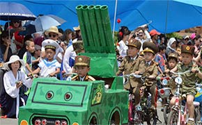 الاطفال الكوريون الشماليون يتسلون بالرماية على الجنود الاميركيين ـ الدمى