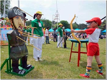 الاطفال الكوريون الشماليون يتسلون بالرماية على الجنود الاميركيين ـ الدمى