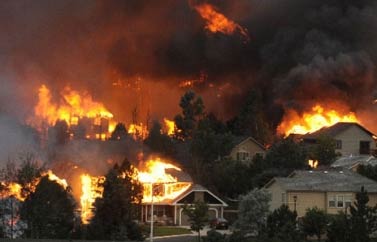 حرائق &rsquo;خارج السيطرة&rsquo; تجتاح ولاية كولورادو الأميركية