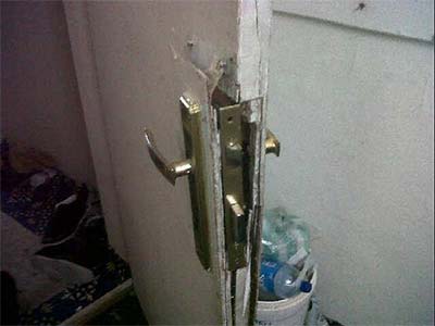 البحرين: مداهمة 21 منزلاً واعتقال 16 مواطناً واحتجاجات في 38 منطقة خلال يومين