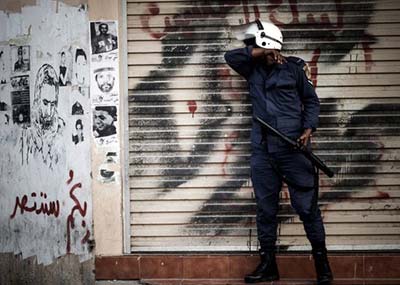  قوات النظام البحريني تعاود سرقتها لصور خاصة بالمعتقلين لابتزازهم 