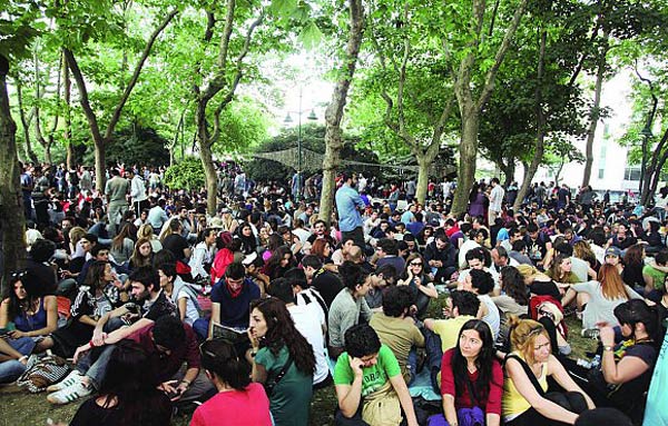 المتظاهرون يتحدون اردوغان .. وساحة تقسيم مجدداً