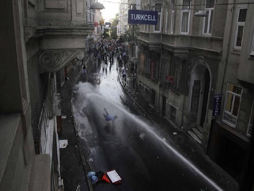 عشرات الجرحى في أعنف احتجاجات ضد حكومة اردوغان